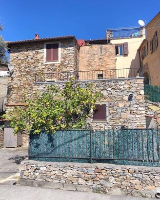 Rustico / Casale di 65 m² con 3 locali a Arnasco