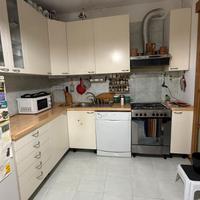 Cucina completa di elettrodomestici tavolo e sedie