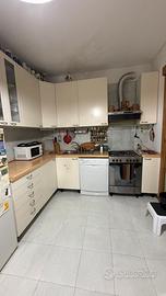 Cucina completa di elettrodomestici tavolo e sedie