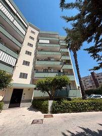 Appartamento con box e posto auto in zona servita