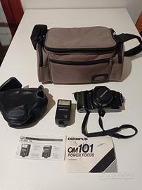 macchina fotografica con flash e borsa 