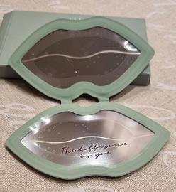 Specchietto Clinique a forma di labbra