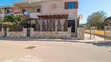 Villetta caposchiera su due livelli e p.auto