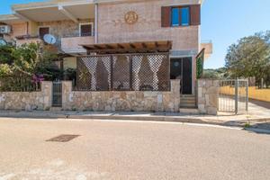 Villetta caposchiera su due livelli e p.auto