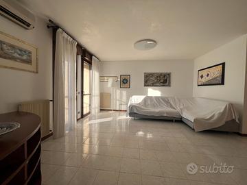 Bell'appartamento con tre camere garage e posto au