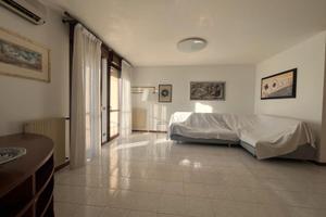 Bell'appartamento con tre camere garage e posto au