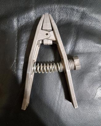 Pinza per racchette da tennis