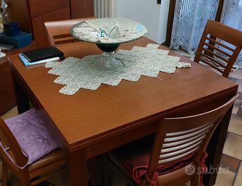 Tavolo con sedie in pelle marca veneta tutto nuovo