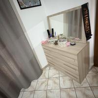 Cassettiera e specchio camera da letto