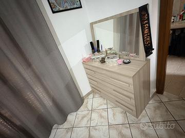 Cassettiera e specchio camera da letto