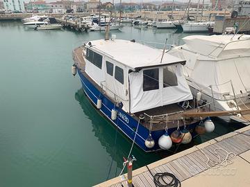 Barca a motore e intestazione all'ormeggio