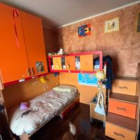 Cameretta: letto a castello, scrivania, libreria