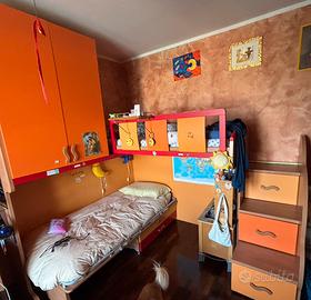 Cameretta: letto a castello, scrivania, libreria