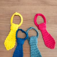 mini cravatte fatte a mano con uncinetto 