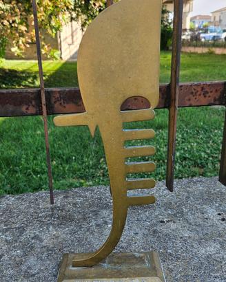 scultura in ottone del famoso pettine della gondol