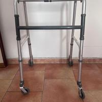 Deambulatore pieghevole con ruote autobloccanti