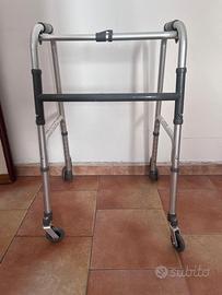 Deambulatore pieghevole con ruote autobloccanti