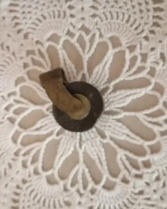 Antica rotellina in legno e ottone.