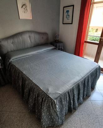 Letto matrimoniale imbottito con testata