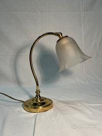 Lampada da tavolo in metallo dorato