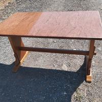 tavolo in legno con il marmo 