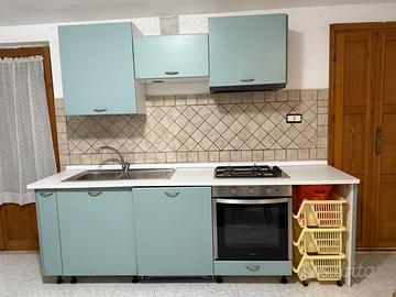 Cucina completa con elettrodomestici