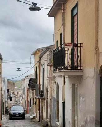 Casa singola su due piani con n4 camere di mq120