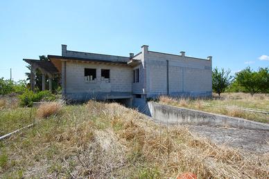 Villa allo stato rustico con terreno