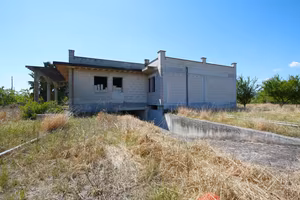 Villa allo stato rustico con terreno