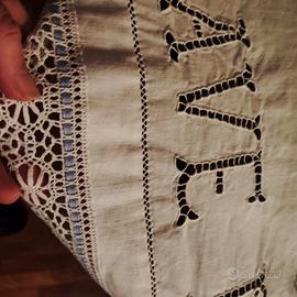 Tovaglia ricamata a mano