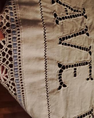 Tovaglia ricamata a mano