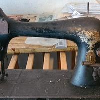 Macchina da cucire antica