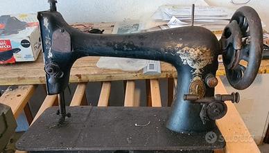 Macchina da cucire antica