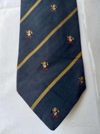 Cravatta regimental sfondo blu