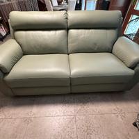 Divano in pelle 3 posti  .