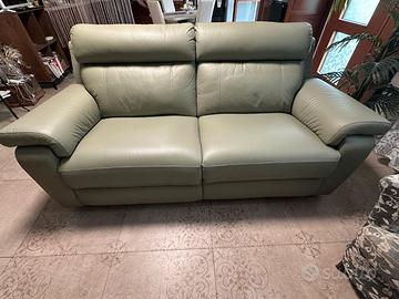 Divano in pelle 3 posti  .