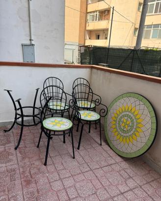 Tavolo e sedie da giardino