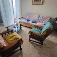 divano letto e due poltrone 
