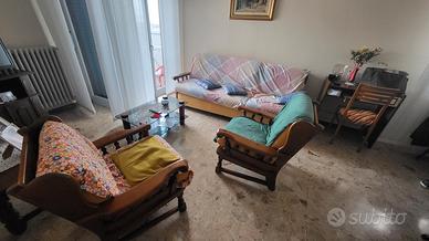 divano letto e due poltrone 
