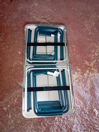 Tavolo pieghevole con sedie da campeggio