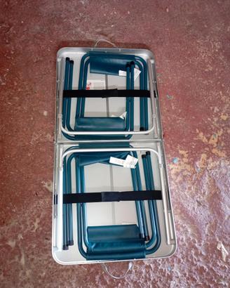 Tavolo pieghevole con sedie da campeggio