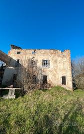 RUSTICO CON TERRENO E PORZIONI ACCESSORIE.