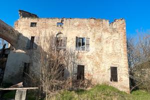 RUSTICO CON TERRENO E PORZIONI ACCESSORIE.