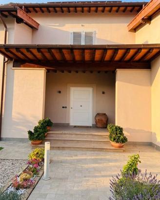 Villa di 300 m² con più di 5 locali e box auto dop