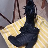 stivali neri con lacci 