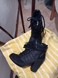 stivali neri con lacci 