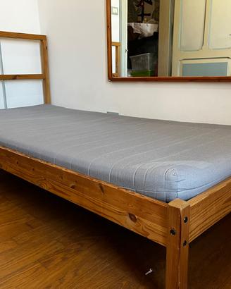 Letto singolo (doghe e materasso)+scrivania Ikea