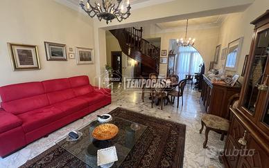 5 LOCALI SU DUE LIVELLI IN CENTRO