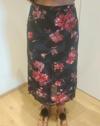 Gonna nera con stampa floreale rossa