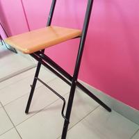 sedia bianca e color legno 